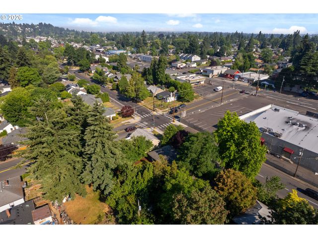 9218 Se WASHINGTON St, Portland, OR 97216