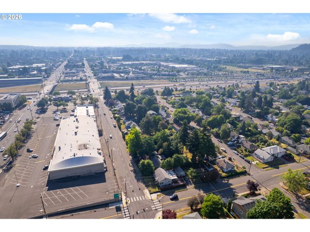 9218 Se WASHINGTON St, Portland, OR 97216