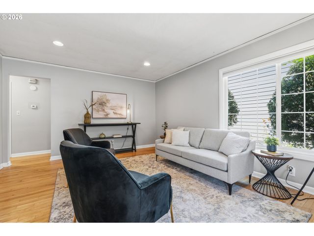 9218 Se WASHINGTON St, Portland, OR 97216
