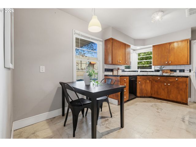 9218 Se WASHINGTON St, Portland, OR 97216