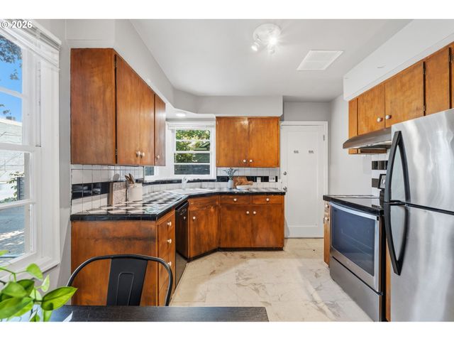 9218 Se WASHINGTON St, Portland, OR 97216