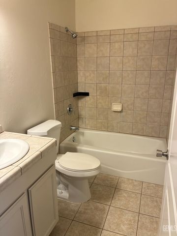 6810 Lowry Street, Bakersfield, CA 93307