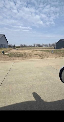 420 Dutch Dr, Robins, IA 52328