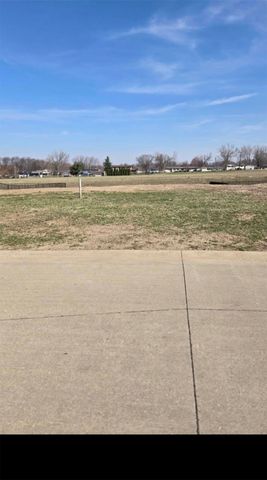 420 Dutch Dr, Robins, IA 52328