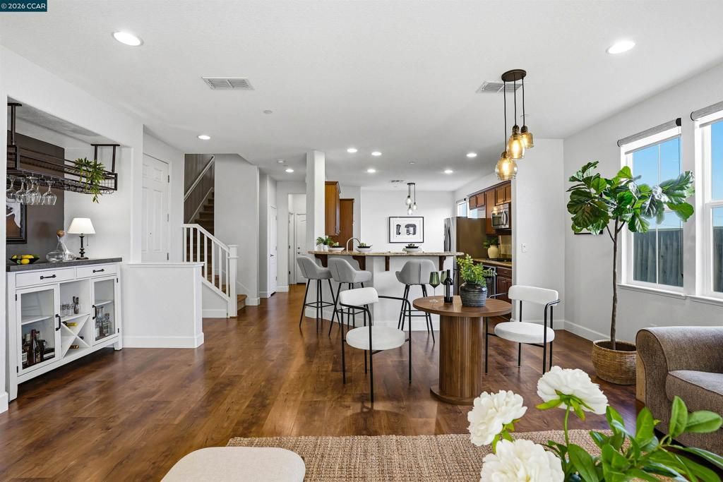 Image 12 of property listing at 527 Falling Star Dr, Martinez, CA 94553