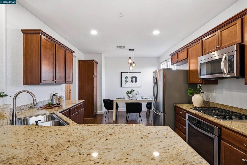 Image 14 of property listing at 527 Falling Star Dr, Martinez, CA 94553