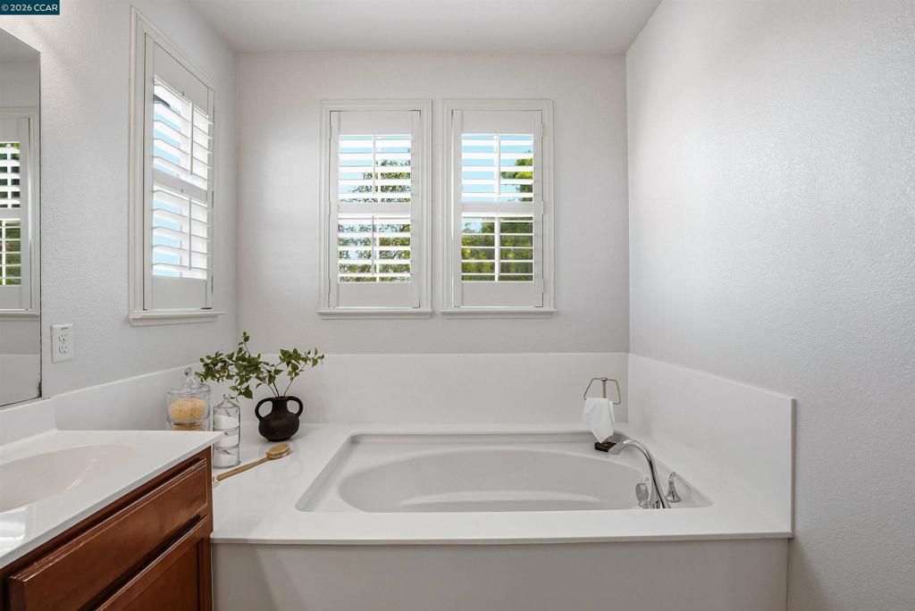 Image 28 of property listing at 527 Falling Star Dr, Martinez, CA 94553