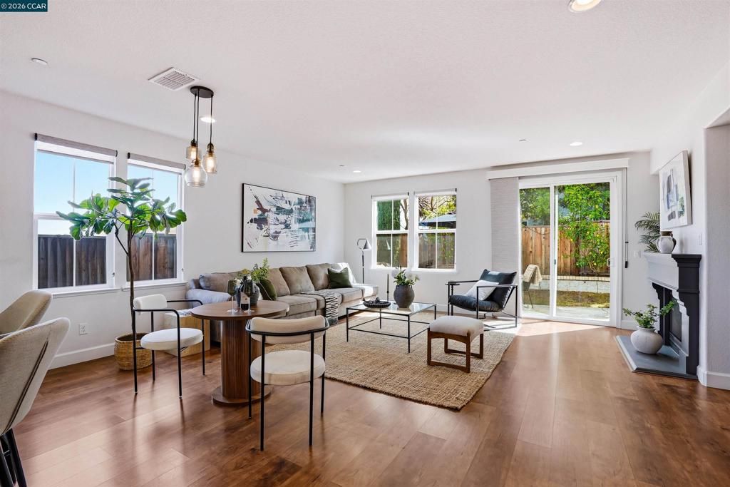 Image 7 of property listing at 527 Falling Star Dr, Martinez, CA 94553