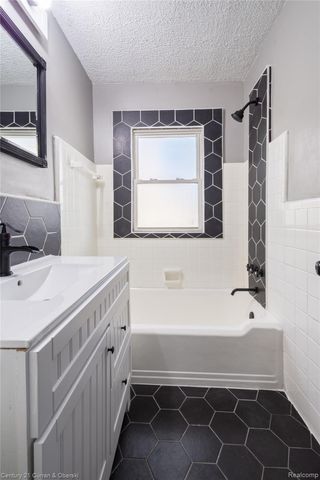 18933 Kenosha Street, Harper Woods, MI 48225