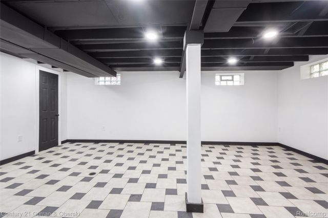 18933 Kenosha Street, Harper Woods, MI 48225