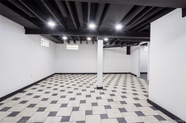 18933 Kenosha Street, Harper Woods, MI 48225