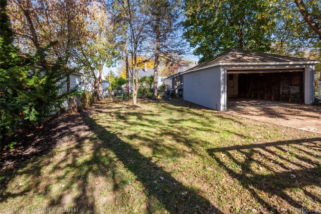 18933 Kenosha Street, Harper Woods, MI 48225