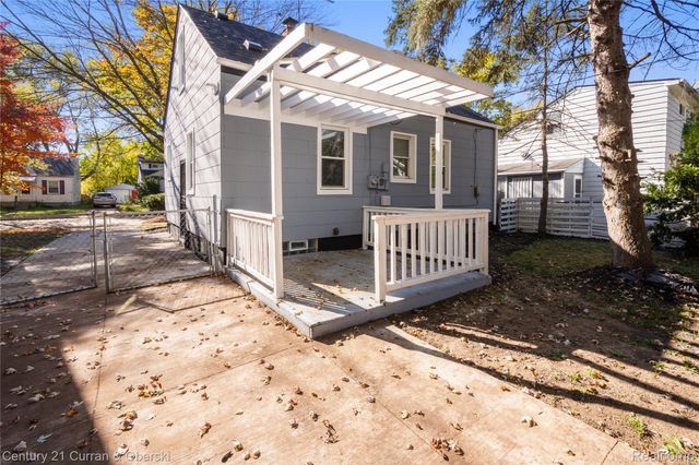 18933 Kenosha Street, Harper Woods, MI 48225