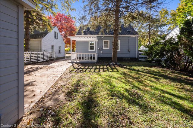 18933 Kenosha Street, Harper Woods, MI 48225