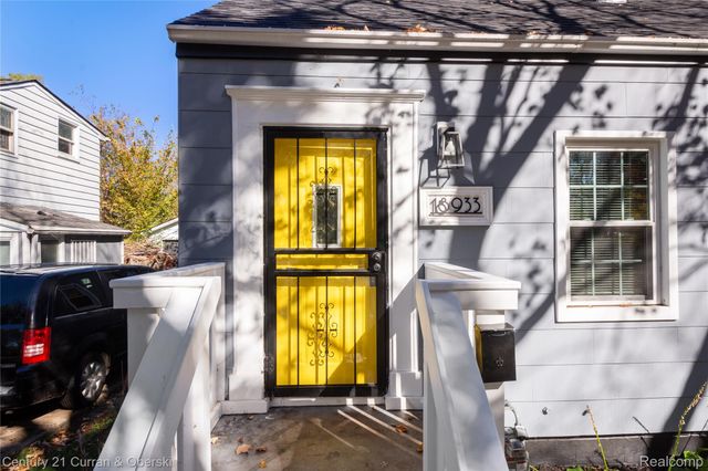 18933 Kenosha Street, Harper Woods, MI 48225