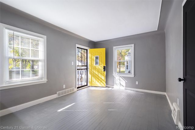 18933 Kenosha Street, Harper Woods, MI 48225