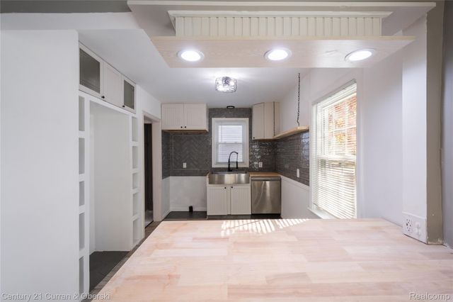 18933 Kenosha Street, Harper Woods, MI 48225