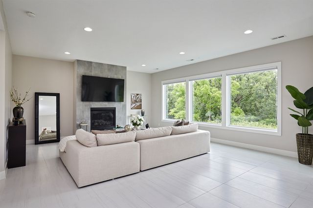 605 S Tiburon Cove, West Des Moines, IA 50266
