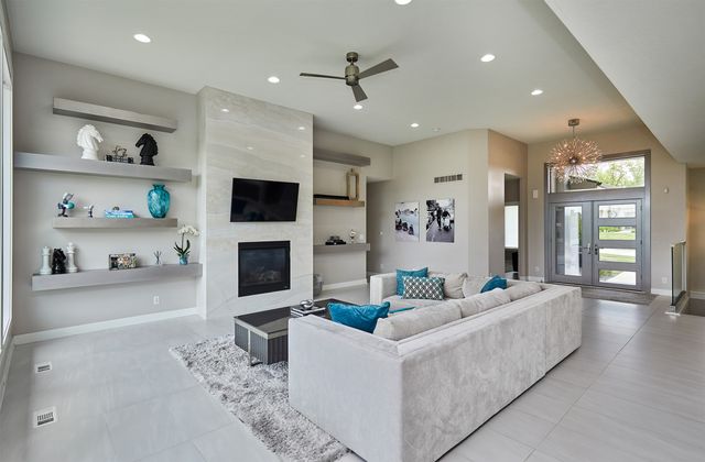 605 S Tiburon Cove, West Des Moines, IA 50266