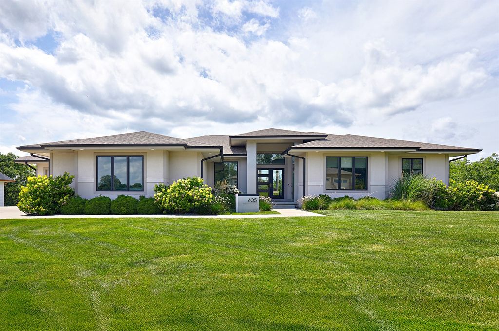 605 S Tiburon Cove, West Des Moines, IA 50266
