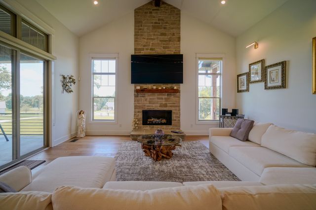1043 Emerald Valley Dr, Castalian Springs, TN 37031