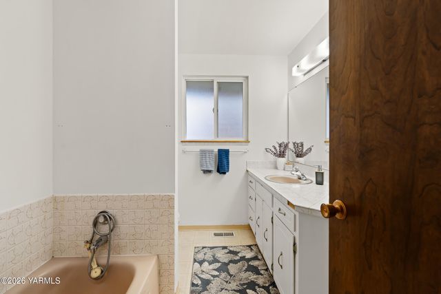 3504 Marks Rd, Yakima, WA 98903