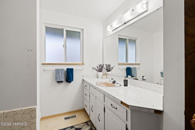 3504 Marks Rd, Yakima, WA 98903