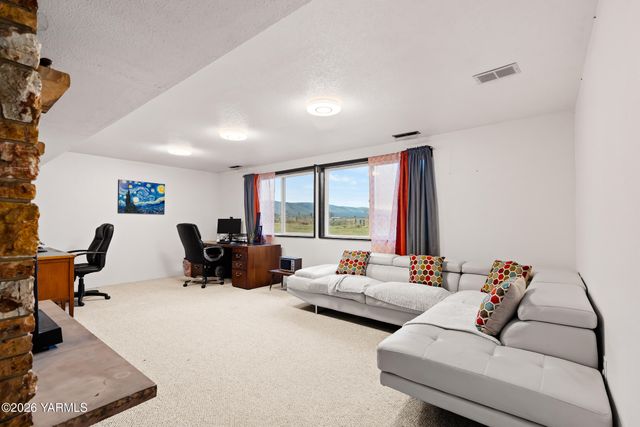 3504 Marks Rd, Yakima, WA 98903