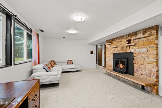 3504 Marks Rd, Yakima, WA 98903