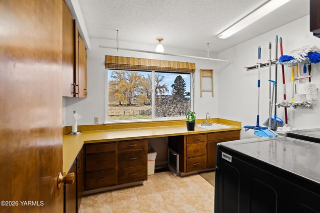 3504 Marks Rd, Yakima, WA 98903