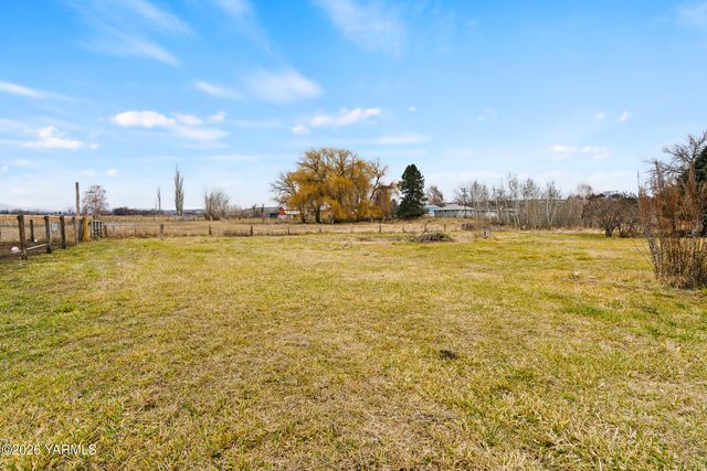 3504 Marks Rd, Yakima, WA 98903