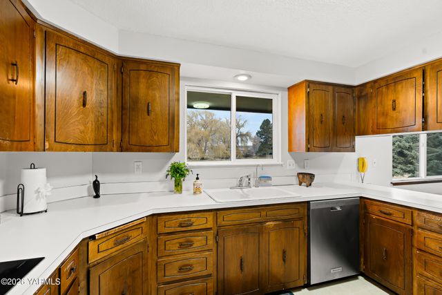 3504 Marks Rd, Yakima, WA 98903