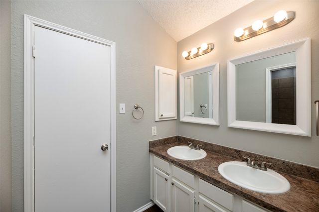 200 Caprock Drive, Arlington, TX 76018