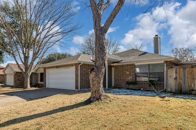 200 Caprock Drive, Arlington, TX 76018