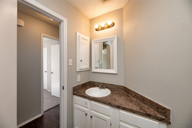 200 Caprock Drive, Arlington, TX 76018