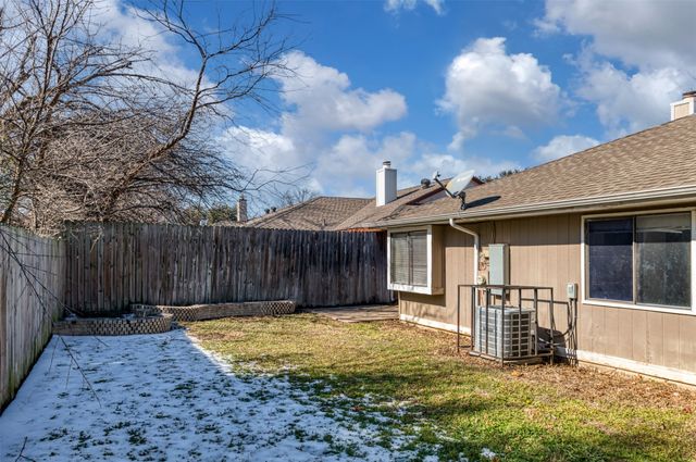 200 Caprock Drive, Arlington, TX 76018