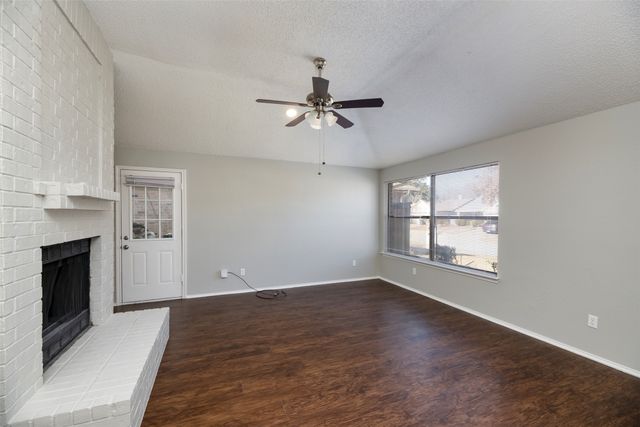 200 Caprock Drive, Arlington, TX 76018