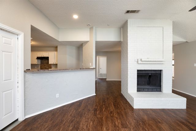 200 Caprock Drive, Arlington, TX 76018