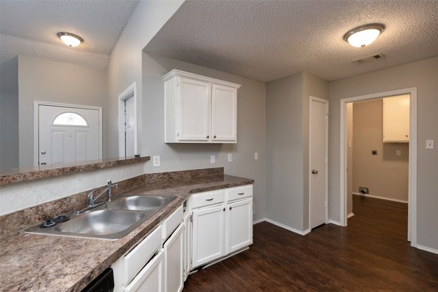 200 Caprock Drive, Arlington, TX 76018