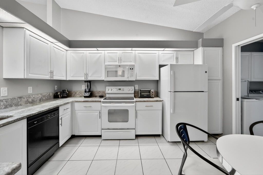 6065 Sunny Manor Court, Delray Beach, FL 33484