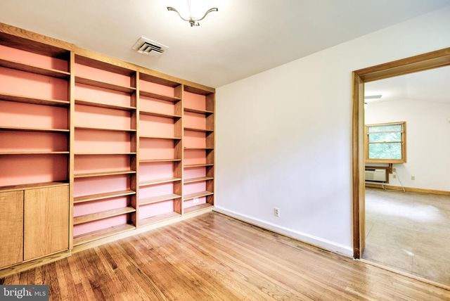 307 E ROUMFORT RD, Philadelphia, PA 19119