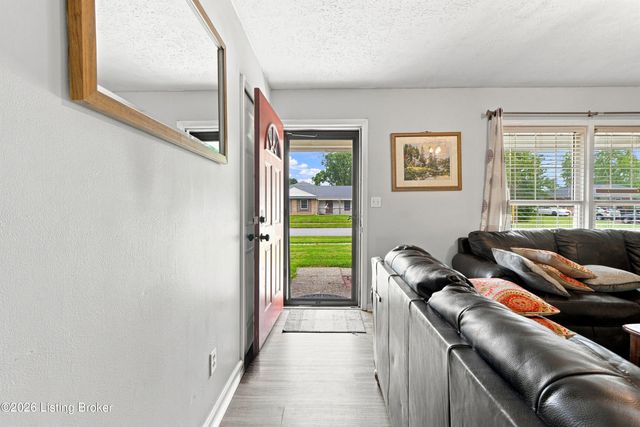 9904 Phoenix Trail, Louisville, KY 40223