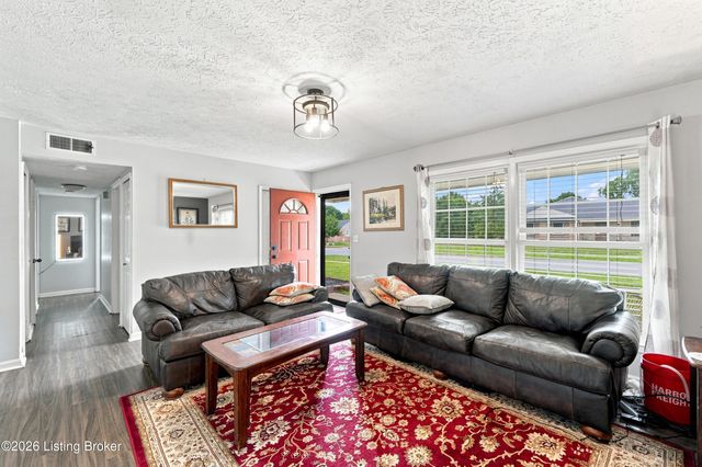 9904 Phoenix Trail, Louisville, KY 40223