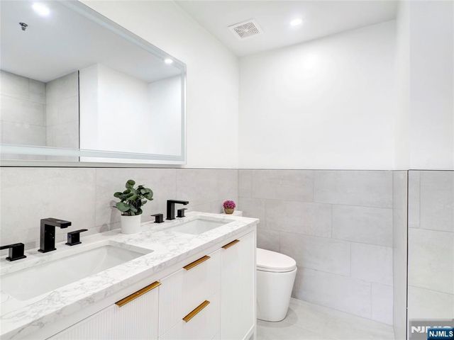 42 Krueger Court 1305, Newark, NJ 07103