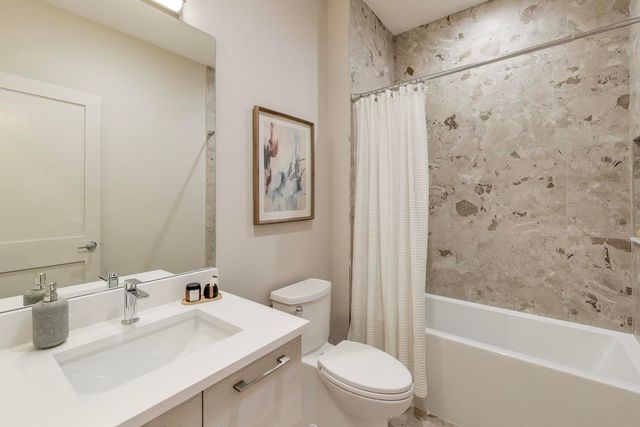 1317 N Western Avenue 202, Chicago, IL 60622