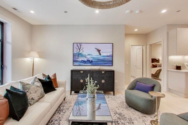 1317 N Western Avenue 202, Chicago, IL 60622