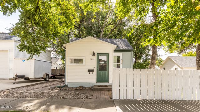 1615 E Avenue B, Bismarck, ND 58501 property photo