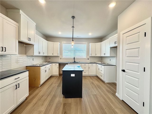 5910 SW Omaha Avenue, Bentonville, AR 72713