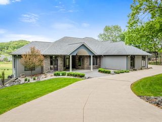 446 Country Club LANE, Onalaska, WI 54650