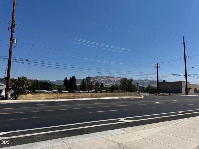 3459 S Pacific Highway, Phoenix, OR 97535